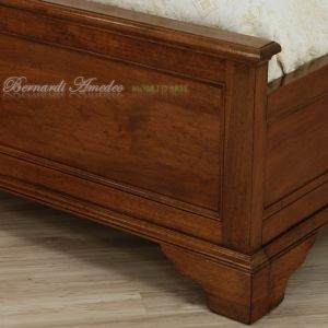 Letto classico matrimoniale in legno massiccio con pannello testiera imbottito in vera pelle